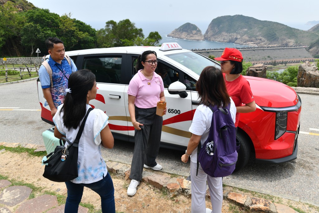  五一黃金周前夕，遊客到西貢萬宜水庫東壩行山。盧江球攝