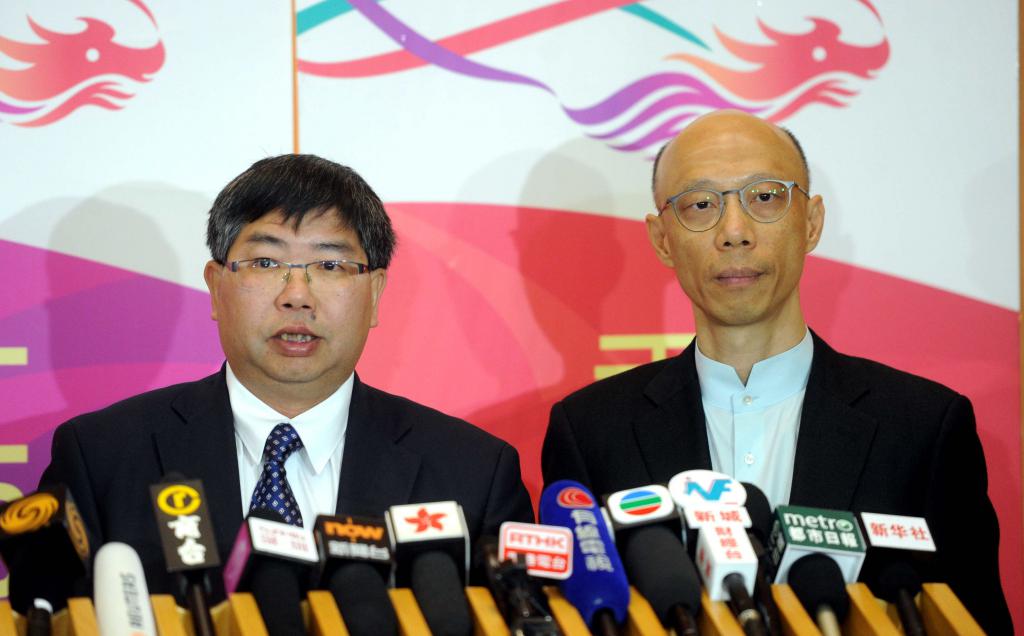 港府早在2016年推出《香港生物多样性策略及行动计划》，图为时任环境局局长黄锦星（右）和时任渔农自然护理署署长梁肇辉（左）。