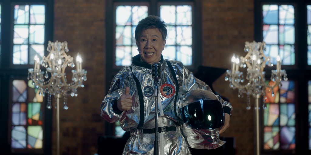 尹光仲有穿太空人装束。