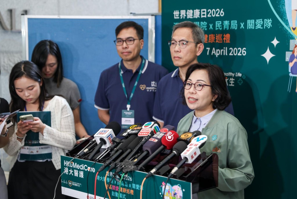 麥美娟由民政署及關愛隊同事為居民登記，並派發紅白藍袋、防刮手套、口罩及蚊怕水等物資。