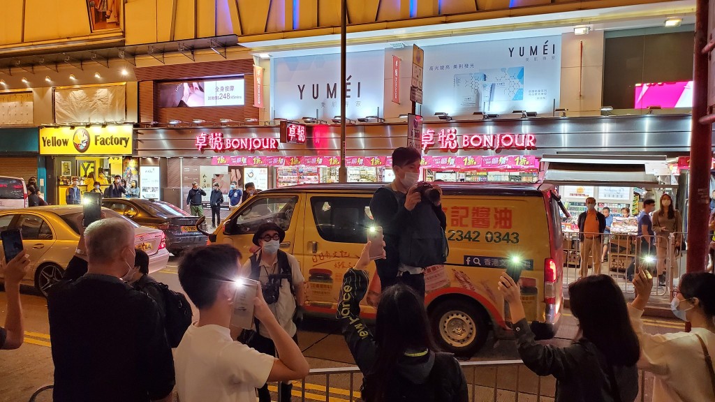 旺角有二三十人聚集亮燈。網民Wesley T圖片