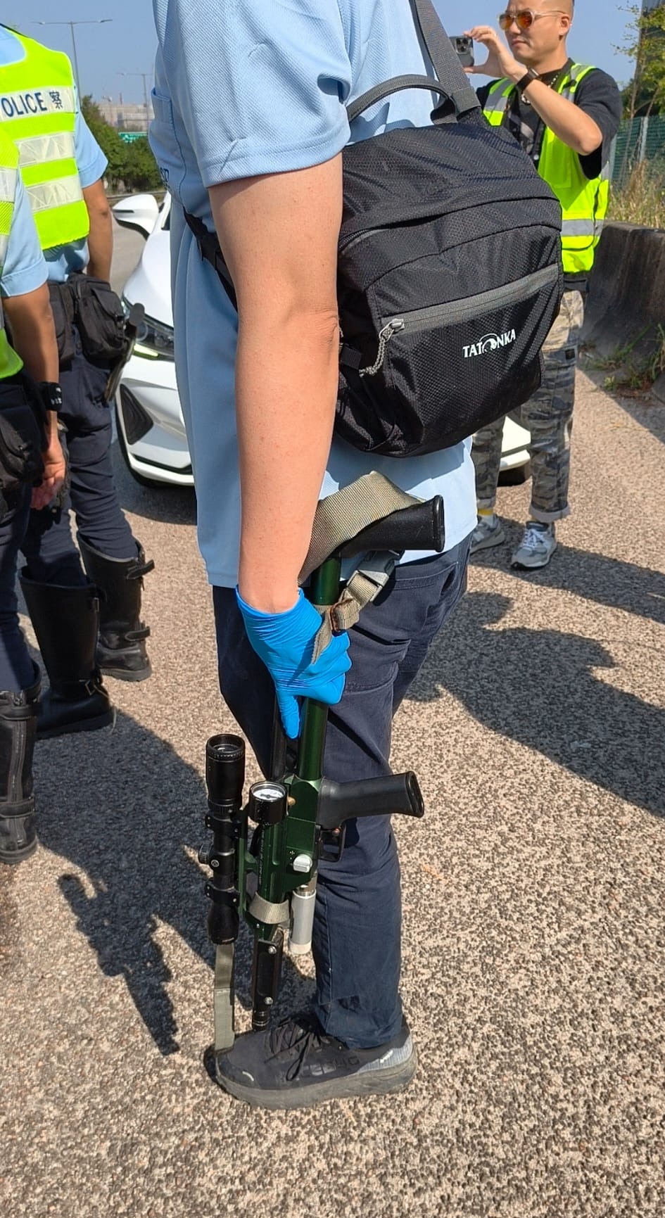 漁護署人員出動麻醉槍。