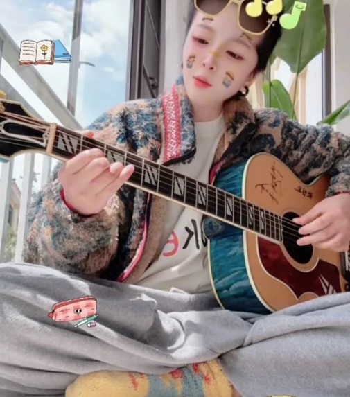 畢夏做完開腦手術後,現蓄短髮。 畢夏做完開腦手術後,現蓄短髮。