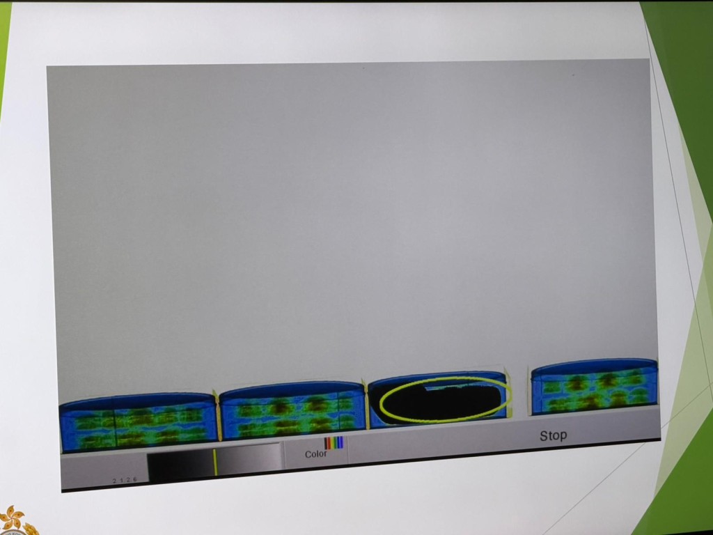 裝有白銀的鐵罐,其X光影像呈現黑色。曾志恒攝 裝有白銀的鐵罐,其X光影像呈現黑色。曾志恒攝