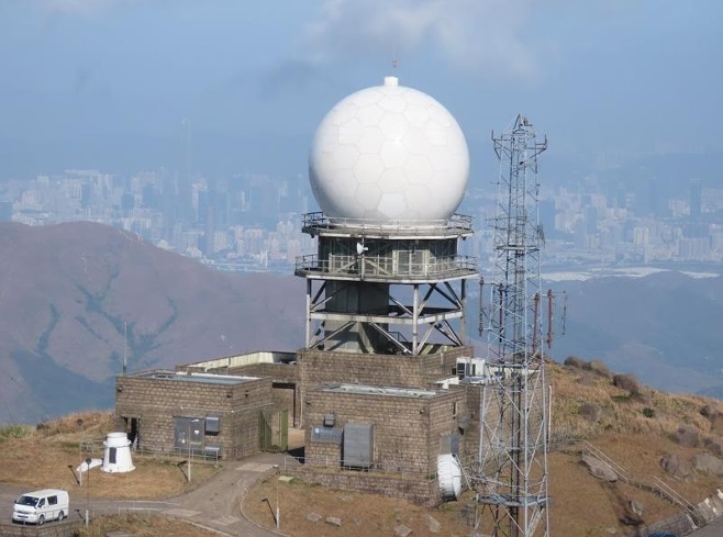 天文台于大帽山雷达站更换的新雷达，将于今年雨季投入服务，有助加强监测暴雨及台风。