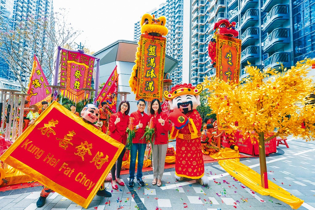 嘉華尹紫薇（中）表示，期望本周公布的新一份《財政預算案》會推出利好樓市的措施。左為會德豐地產余麗珠、右為中國海外何家宜。