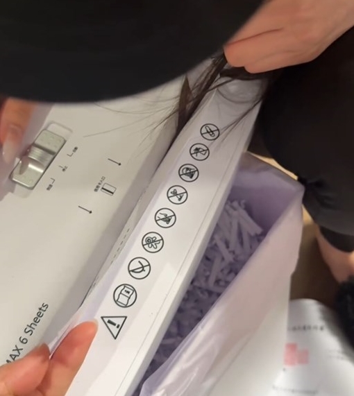 意外發生後,長髮女在回應欄留言,稱「只 是怕我的頭髮少那5公分」、「知道這不會造 成多大的傷害,當下也緊急停止了,所以不 想拿剪刀剪,謝謝大家,別緊張,不會拿自 己生命開玩笑滴」。Threads截圖 意外發生後,長髮女在回應欄留言,稱「只 是怕我的頭髮少那5公分」、「知道這不會造 成多大的傷害,當下也緊急停止了,所以不 想拿剪刀剪,謝謝大家,別緊張,不會拿自 己生命開玩笑滴」。Threads截圖