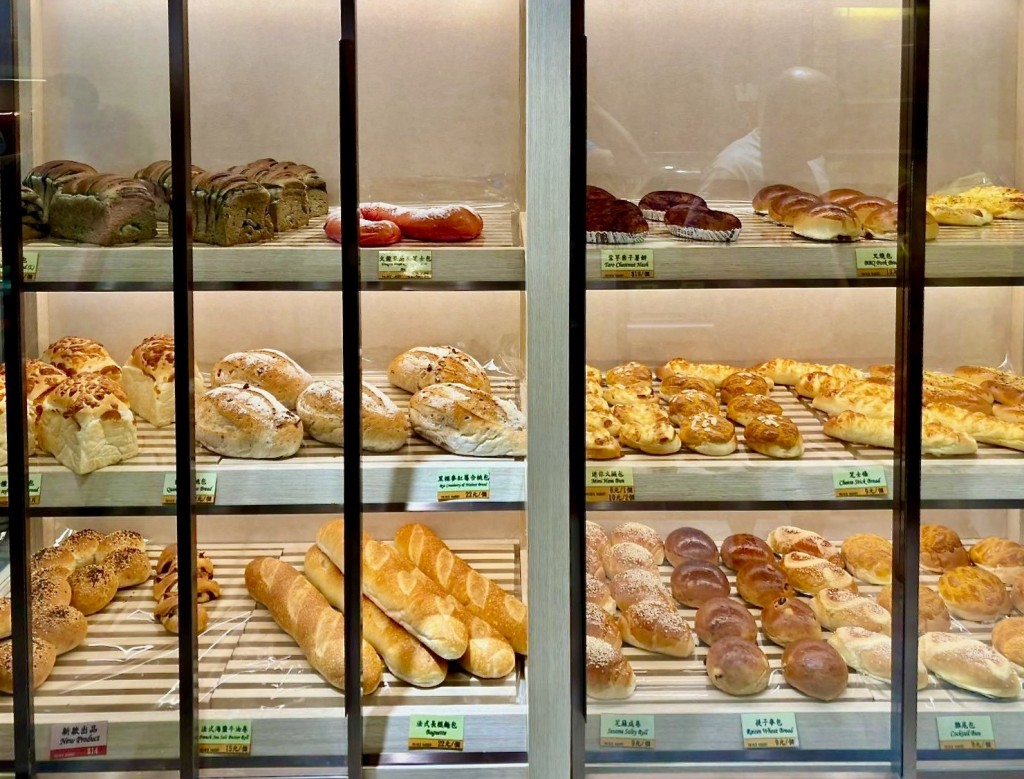 品牌一直强调「100%香港制造」的理念，坚持自设工场。