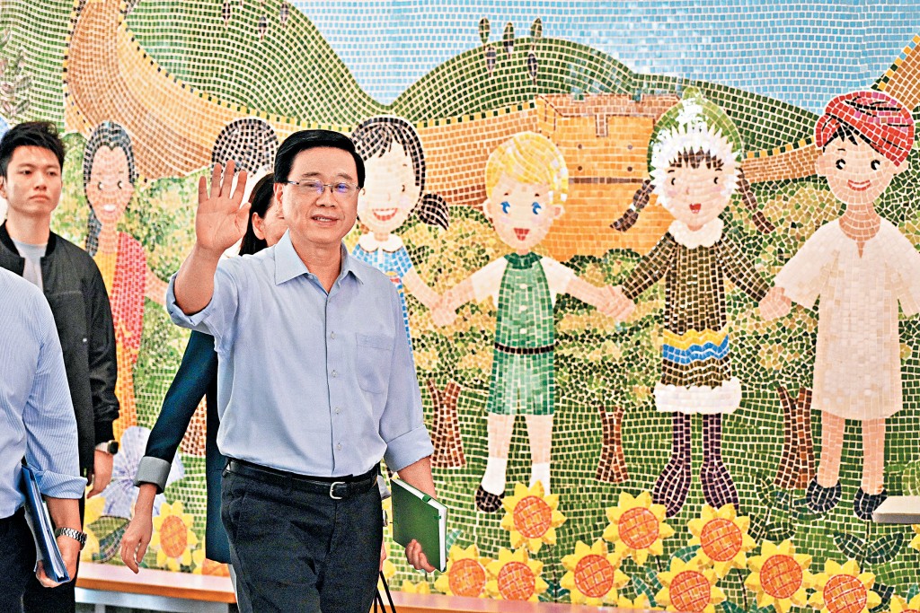 行政長官李家超昨日到紅磡一間小學，出席《施政報告》首場地區諮詢會。