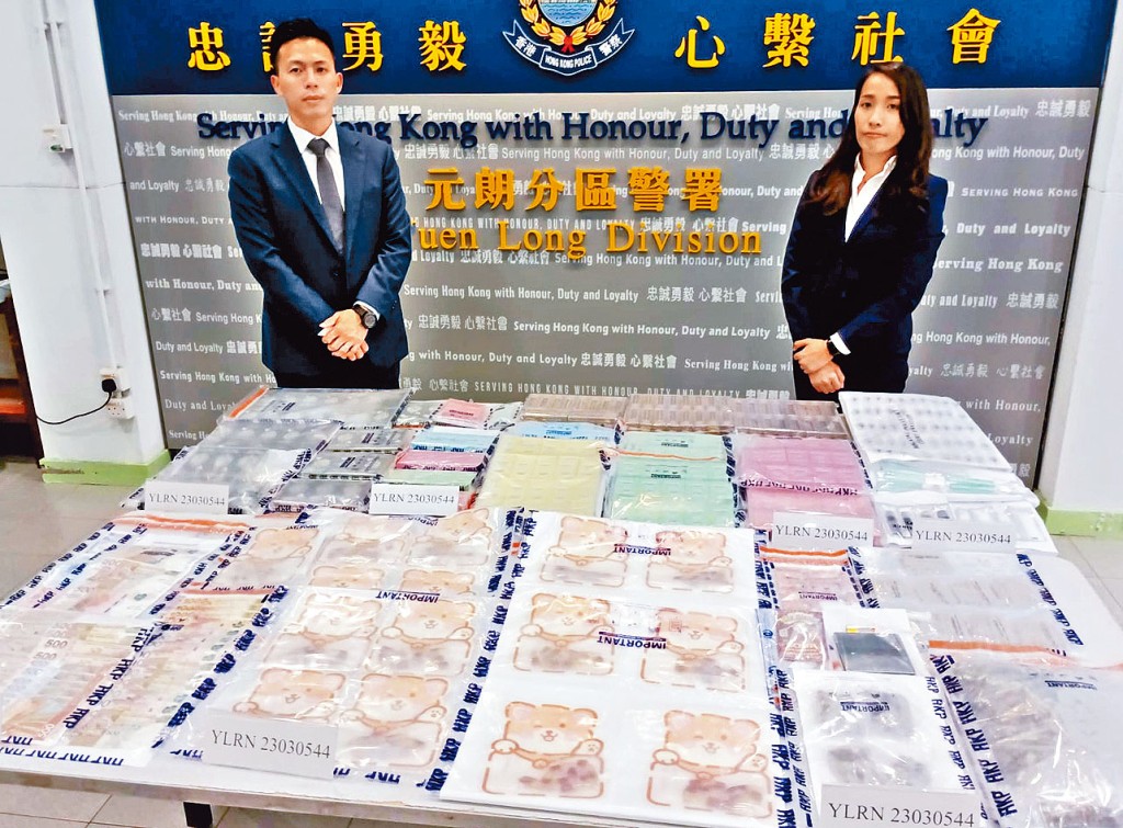 元朗警區總督察（刑事）戴玉麟(左)與元朗重案組第三隊案件主管督察區慧兒講述案情。