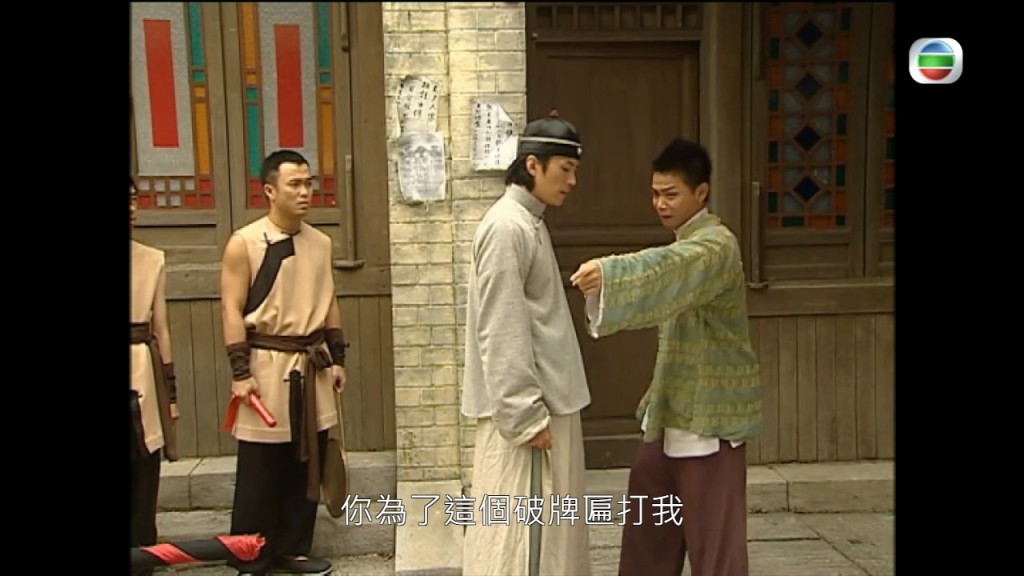 羅天池（左一）在TVB最初只是擔任閒角，經常擔任「佈景板」。