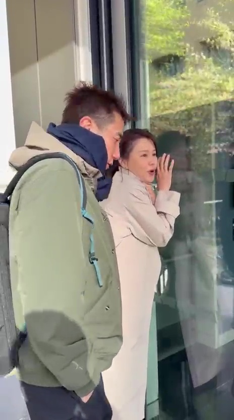 兩人凍到「黐牆」避風。