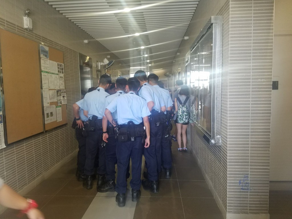 警員封鎖安達邨禮達樓調查。