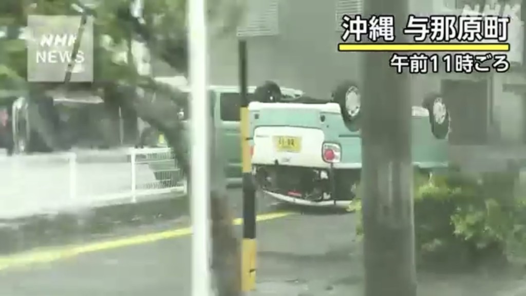 与那原町有汽车被吹至四轮朝天。 NHK截图