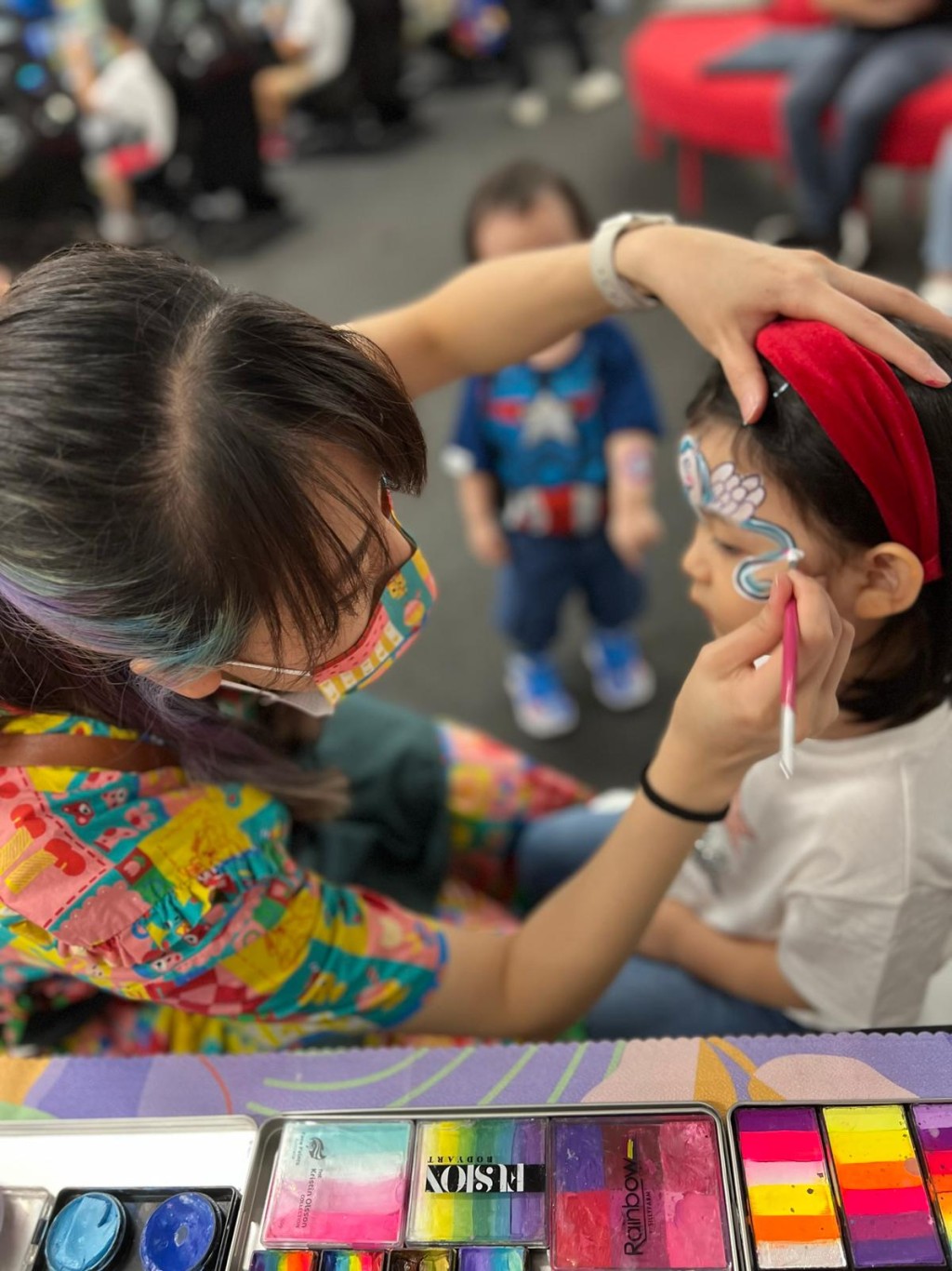 現場設有技藝示範、表演及互動攤位遊戲等，包括非遺彩繪（繪畫非遺及香港文化相關圖案）。（圖片來源：受訪者提供）