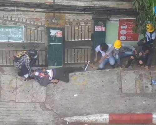相片中見有示威者受傷躺在地上。AP