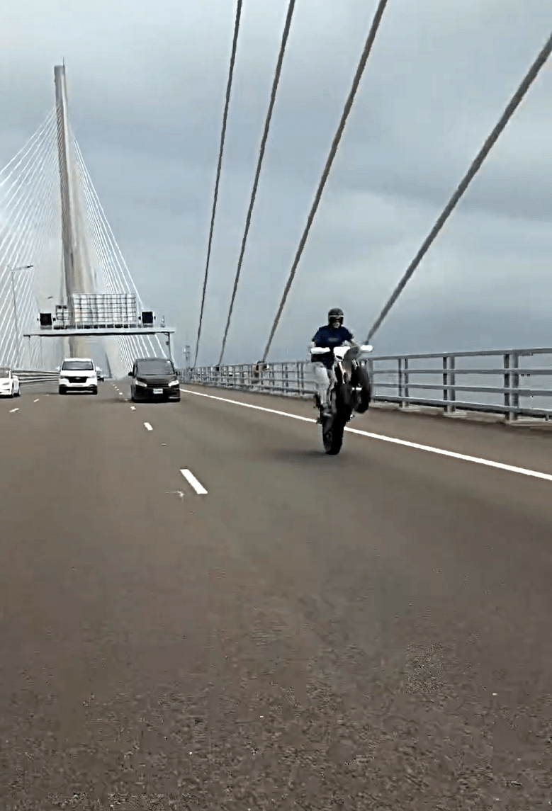 英漢在昂船洲大橋大玩單輪行駛。fb：向香港警察致敬