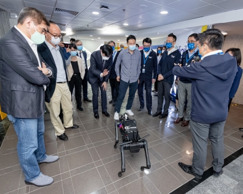 議員對生產力局最近研發的新產品機械狗都非常感興趣。