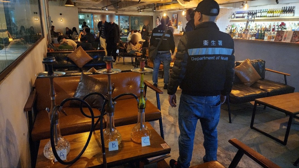 衞生署控煙辦打擊違例吸食水煙 放蛇查尖沙咀樓上吧檢控3人
