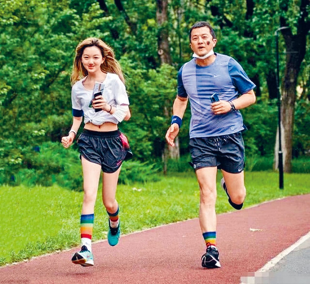 李亞鵬與李嫣穿上彩虹襪。