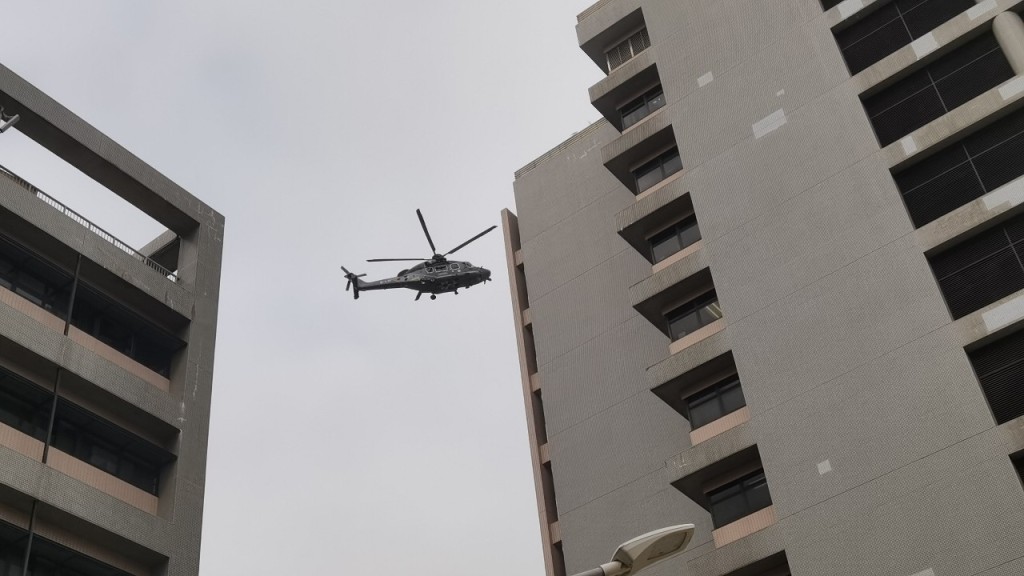 政府政府飛行服務隊奉召派直升機到場協助救援，將黃婦救起送往東區醫院。