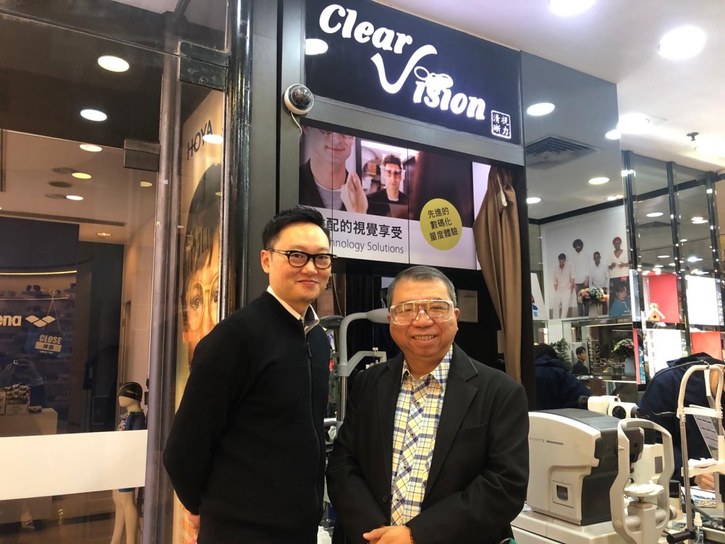 李家仁医生(右)戴上清晰视力老板Edwin(左)送赠的护眼平光镜后，对义派眼罩予医护人员表示感谢。