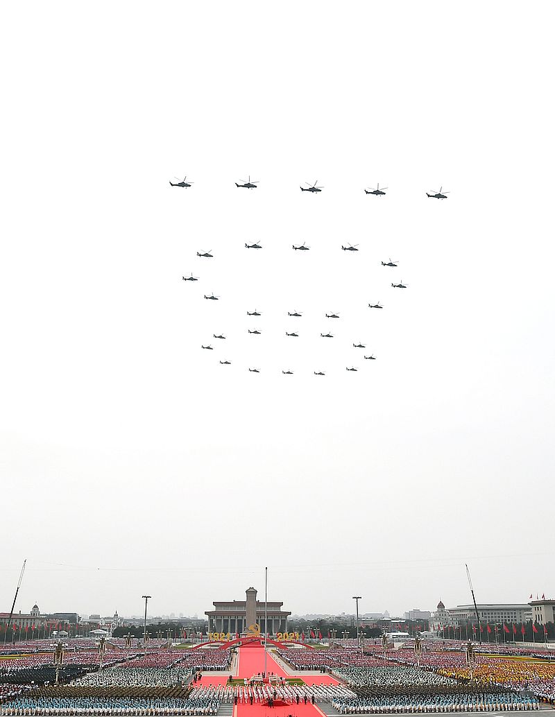 廣場上多處都出現「100」。新華社