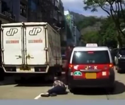 事發後，疑似涉事司機落車查看情況，並有熱 心途人走前攙扶，短片尾段見到婆婆站著，但 未知後續如何。fb「馬路的事討論區」截圖