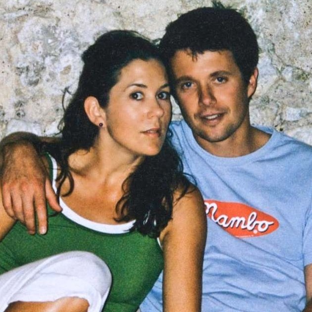 原籍澳洲的玛莉（Mary）于2000年在雪梨某酒吧遇上费德瑞克，二人一见锺情。