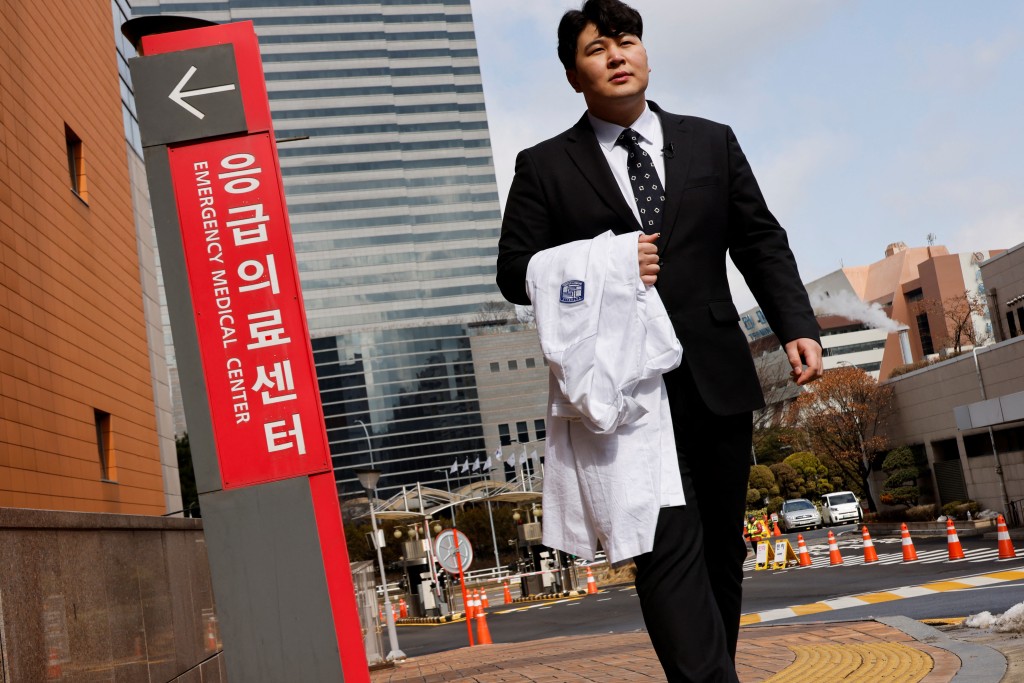 南韓政府再次要求醫生們盡早回到患者身邊。路透社