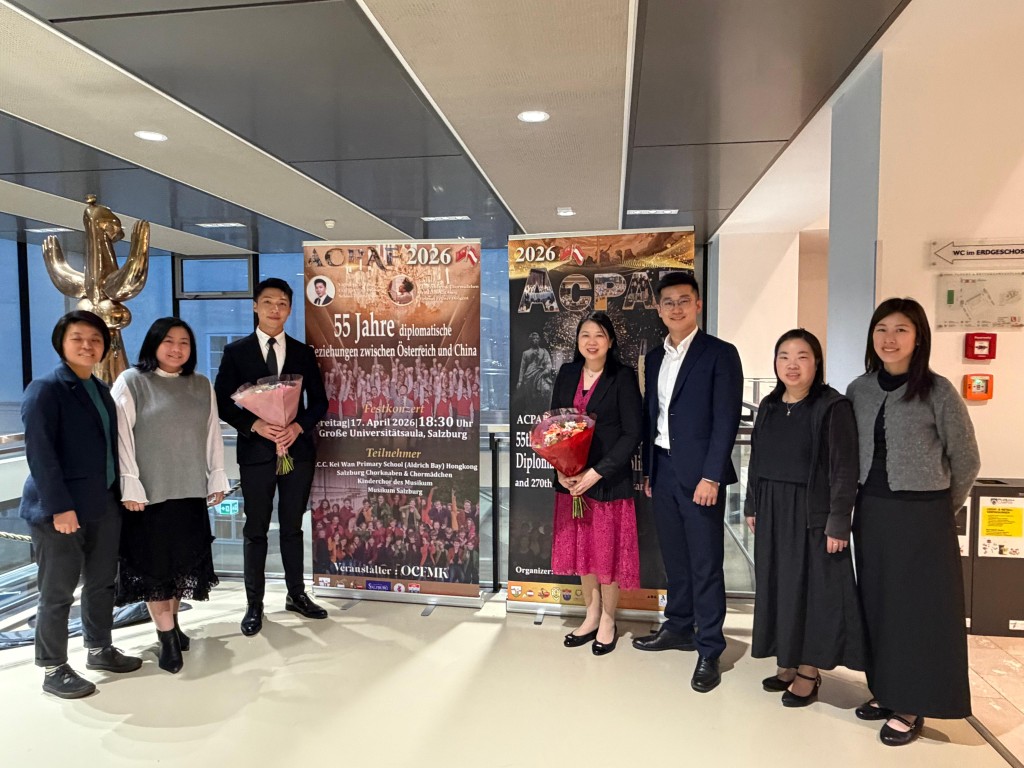 基灣（愛蝶灣）詩班由校長及老師帶領，於ACPAF慶祝奧中建交55周年音樂會演出。（學校提供）