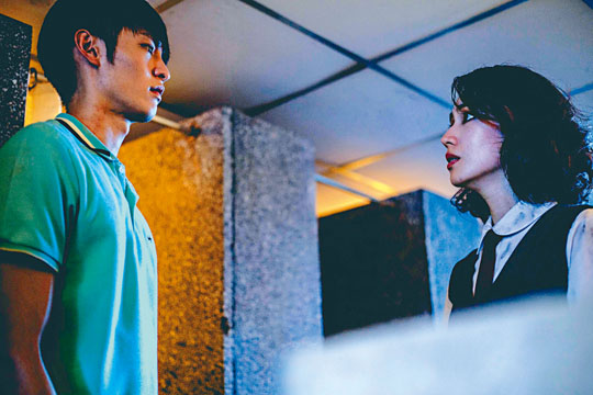 《绑灵》以港式鬼片作卖点，演员阵容包括台湾的小薰与曹佑宁。