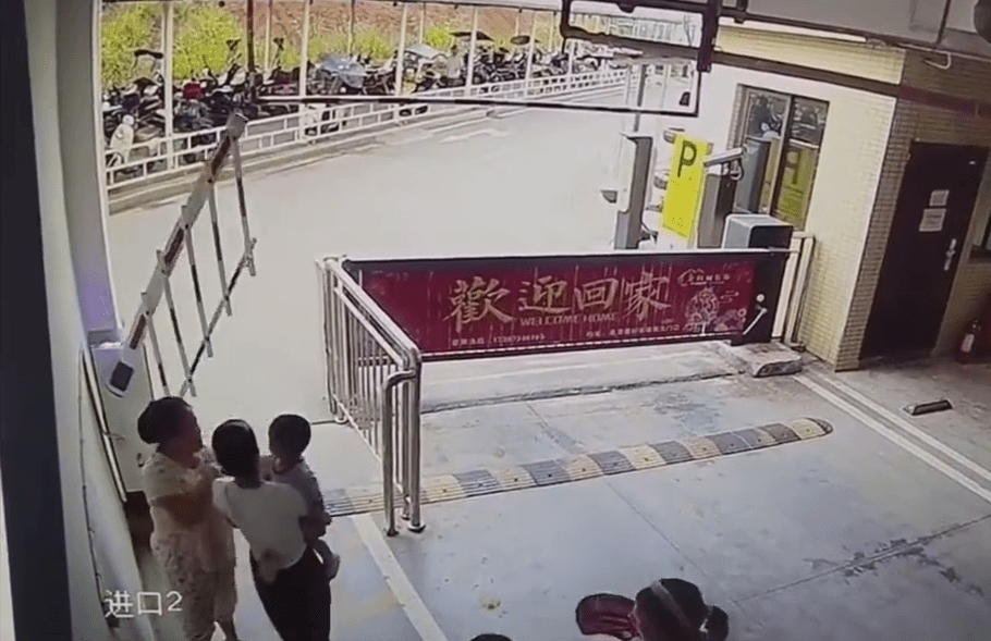 小孩母親一個轉身後,大媽仍伸手向男童。 小孩母親一個轉身後,大媽仍伸手向男童。