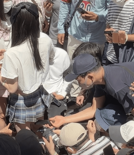 令人髮指的是，這群男子並非進行正常的動漫攝影，而是集體蹲下甚至「全體趴地」，將手中的專業相機、長焦鏡頭以至智能手機，直接伸到女Coser的超短裙正下方，以極其誇張的貼地低角度瘋狂閃光拍攝。X@ohlala573