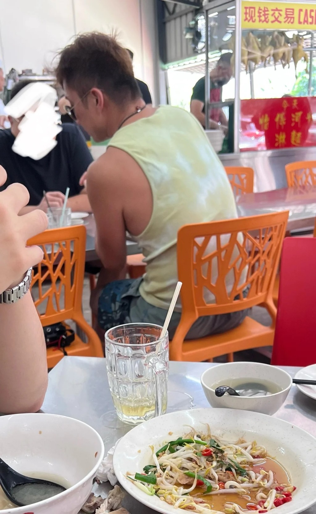 陈山聪穿背心短裤到平民小店开餐。