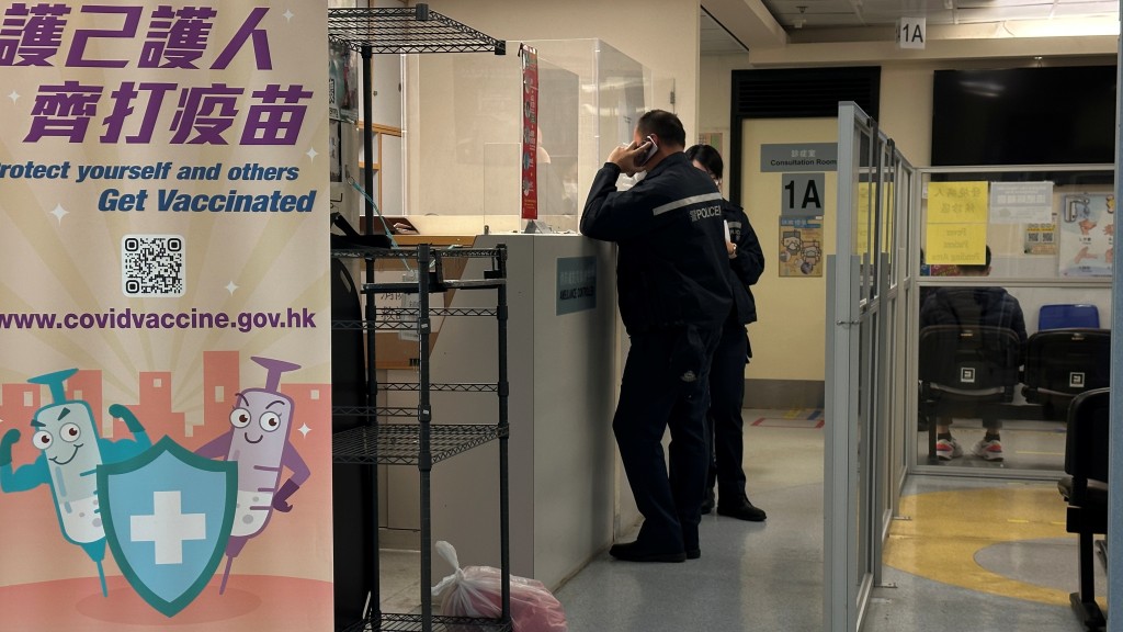 警員到醫院了解事件。梁國峰攝