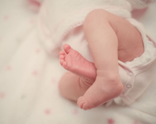 梧州女嬰患上罕見病，渾身散發香味。unsplash圖片