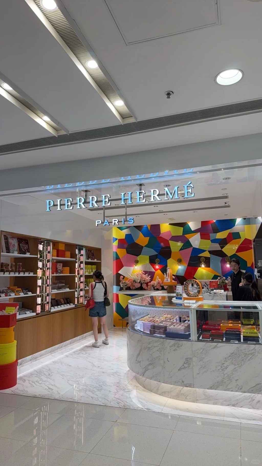 「Pierre Hermé Paris」位於中環IFC的門市將於3月31日結業,同時象徵品牌全面撤出香港市場(圖片來源: 若水090@小紅書) 「Pierre Hermé Paris」位於中環IFC的門市將於3月31日結業,同時象徵品牌全面撤出香港市場(圖片來源: 若水090@小紅書)
