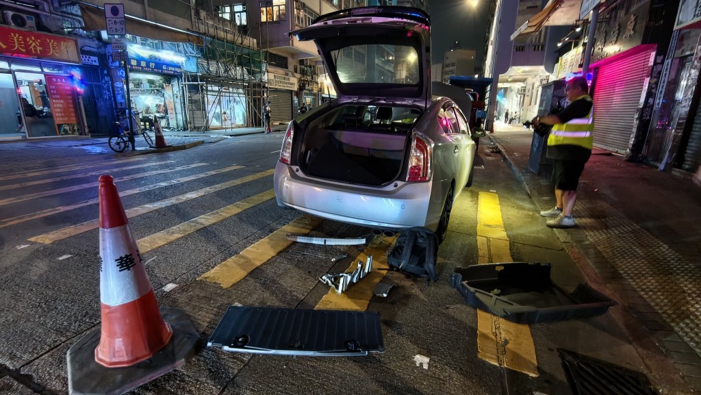 私家車殘骸散落一地。