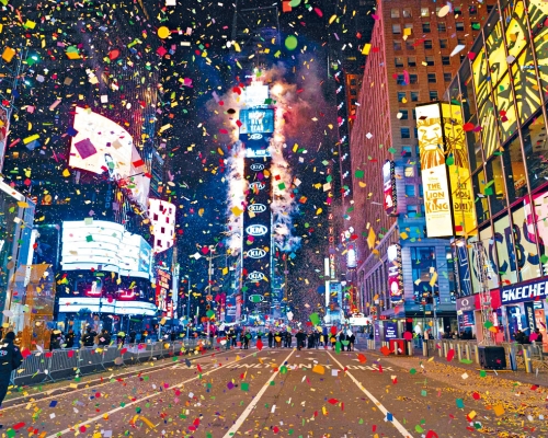 今年元旦日紐約時代廣場有五彩紙屑飛揚，但疫情下無人群聚集。