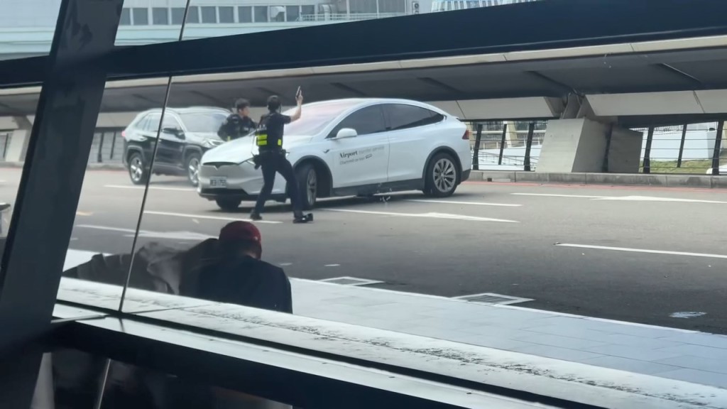 航警隨即連開8槍阻止Tesla離開,並將司機拉出車制服。threads@ysx.tw_47片段截圖 航警隨即連開8槍阻止Tesla離開,並將司機拉出車制服。threads@ysx.tw_47片段截圖