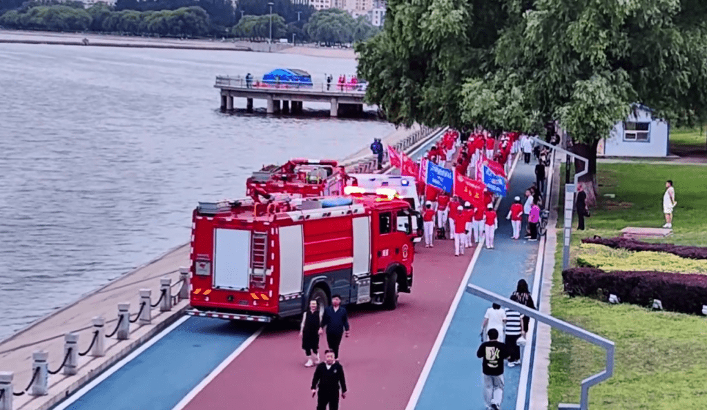 消防車及救護車被逼停,雙方僵持近2分鐘。 消防車及救護車被逼停,雙方僵持近2分鐘。