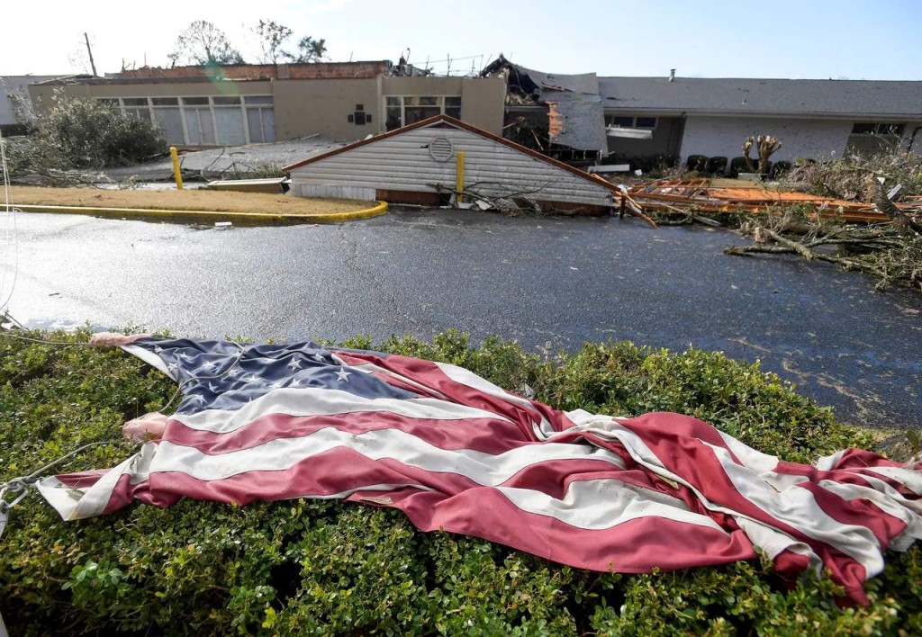 美國國旗在風暴損壞。路透社