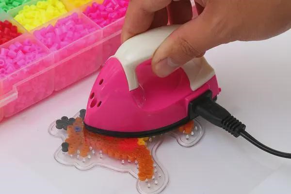 央视指拼豆多次传出烫伤、起火等意外。网图