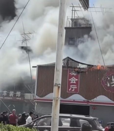 河北邯鄲有婚宴舉行途中，飯店發生大火，賓客倉忙逃生。抖音＠老賈幫幫團