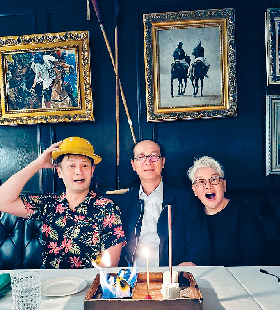 ■Aaron直言髮線後移,完全是遺傳自周爸爸。 ■Aaron直言髮線後移,完全是遺傳自周爸爸。