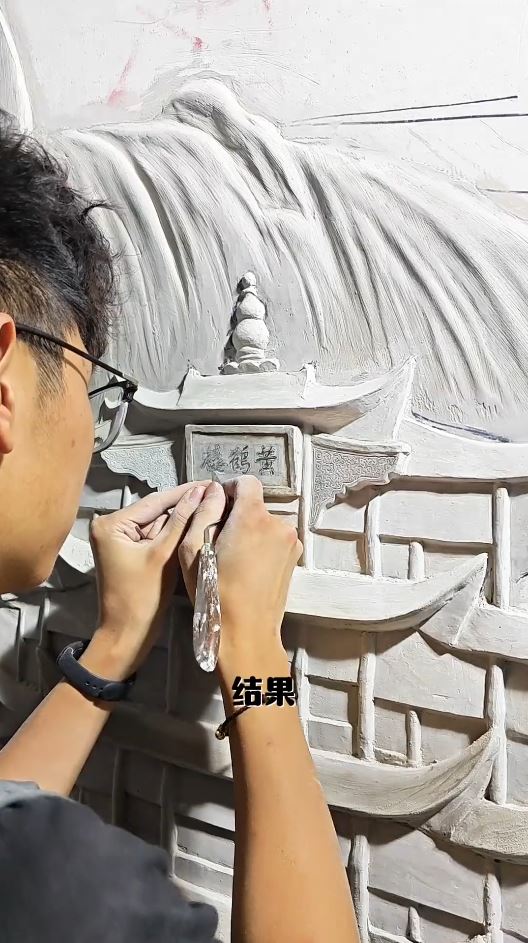 「狼尾兄弟」憑細膩、立體感強烈的浮雕壁畫成功創業。抖音@狼尾兄弟的浮雕VLOG