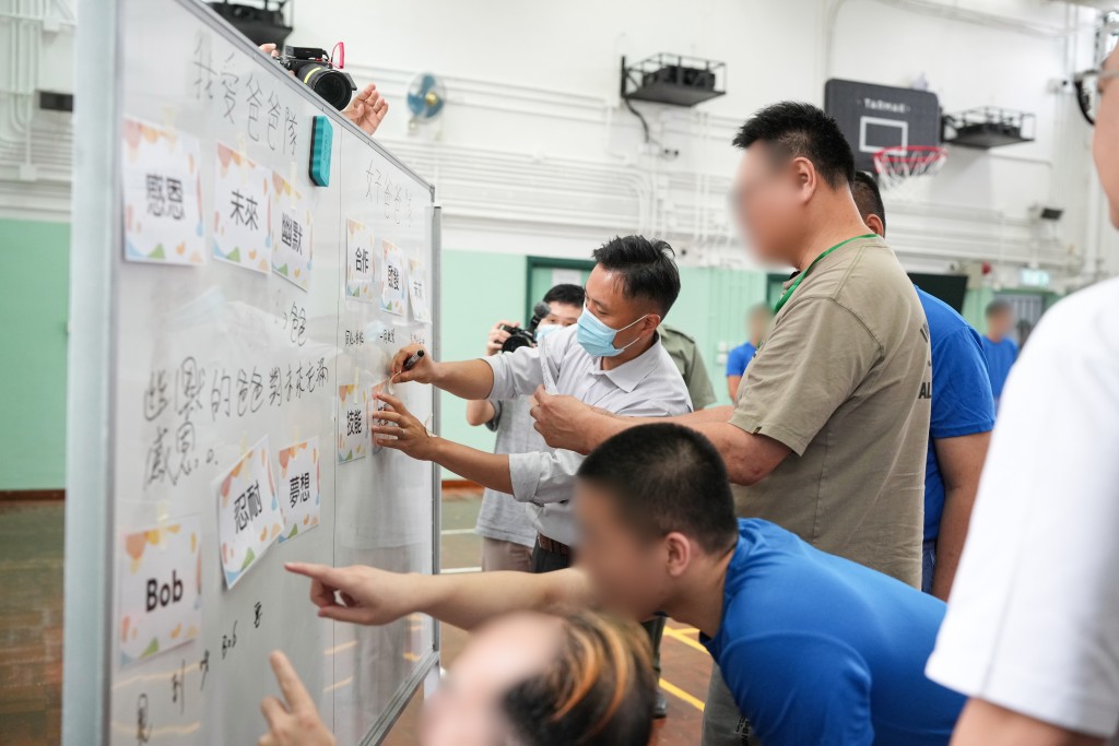 青少年在囚人士與父親參與互動遊戲。 青少年在囚人士與父親參與互動遊戲。