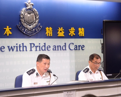 九龍城警區指揮官署理總警司楊文彬(左)。