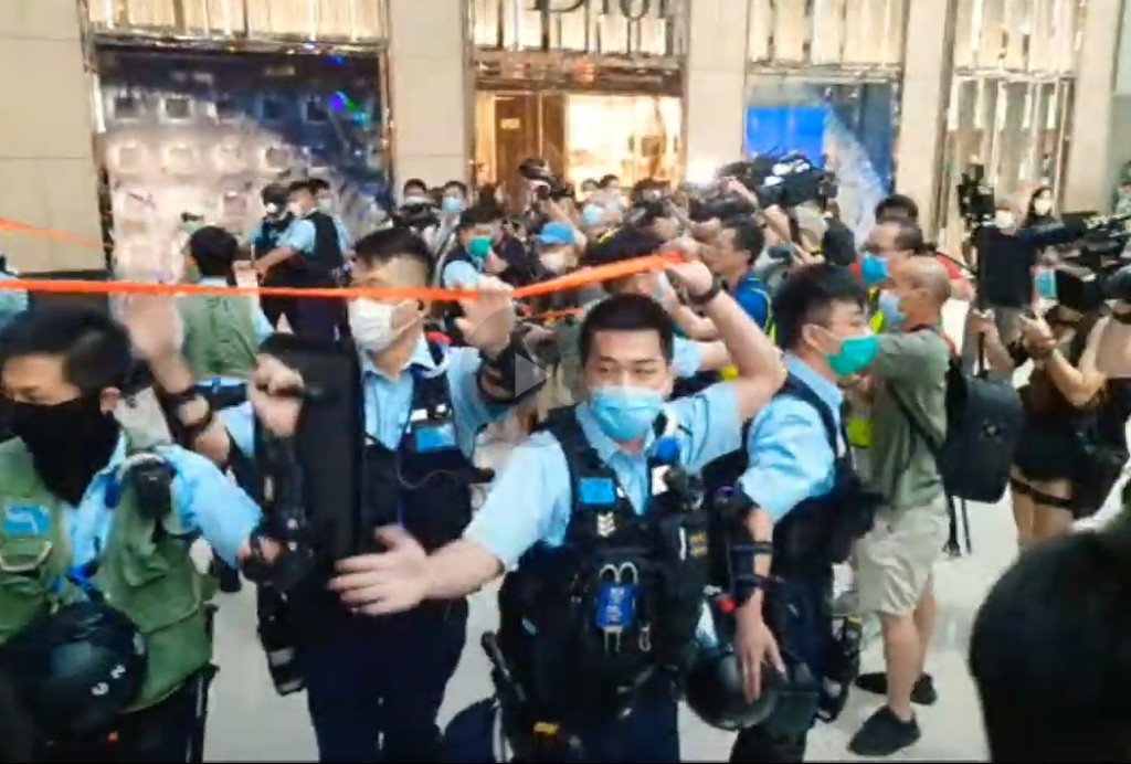 警員進入商場。高登
